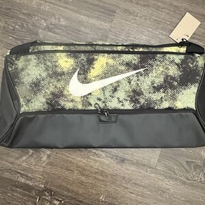 Nike BRASILIA Duffel Bag Medium with shoe compartment Black Oil Green FZ2585 386